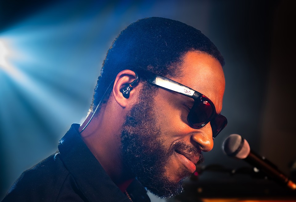 DT 73 IE für Ochestermusiker und Sänger: seitliche Perspektive von Cory Henry mit DT 73 IE im Ohr