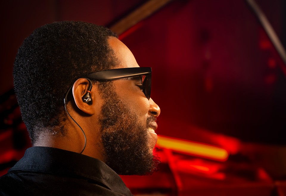 DT 73 IE für Ochestermusiker und Sänger: seitliche Perspektive von Cory Henry mit DT 73 IE im Ohr