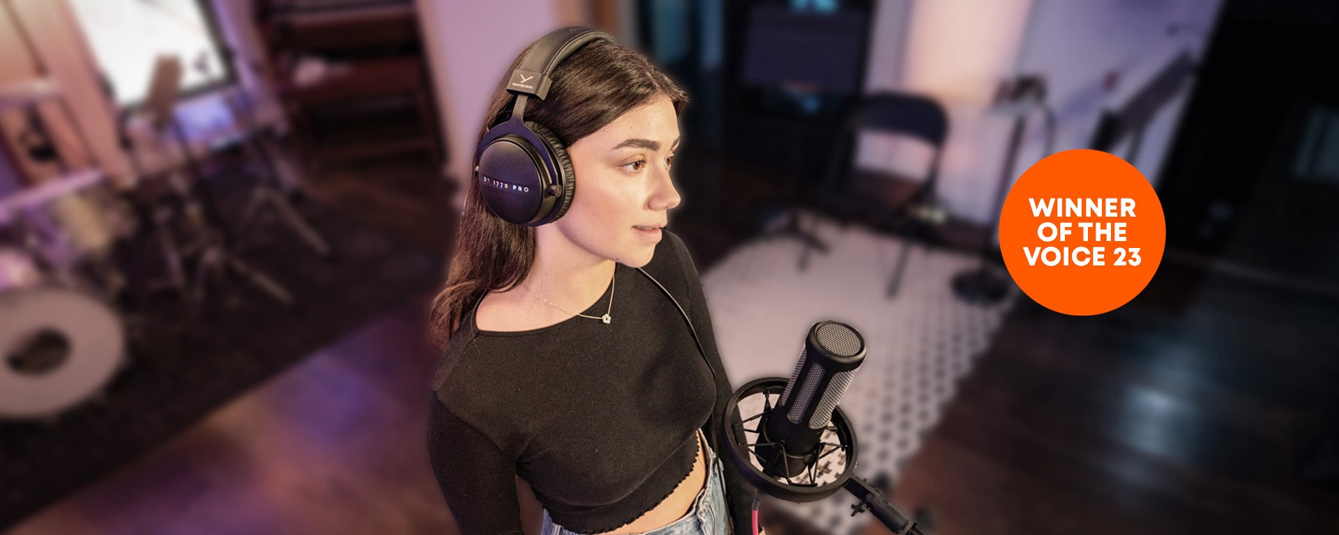 Artist Gina Miles with beyerdynamic the beyerdynamic Rin the Studiorecording headphone DT 1770 PRO MK II and M 70 PRO X microphone