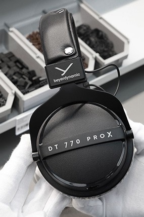 Production image of DT 770 PRO X - Hand assembling ear cup - handmade in Germany