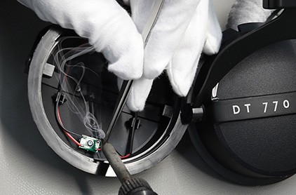 Production image of DT 770 PRO X - Hand assembling ear cup - handmade in Germany