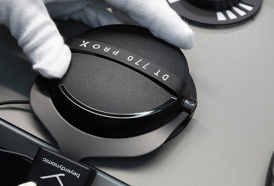 Production image of DT 770 PRO X - Hand assembling ear cup - handmade in Germany