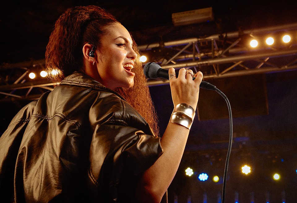 DT 72 IE for Guitarists and Singers: In-ear monitor in ear of singer on stage
