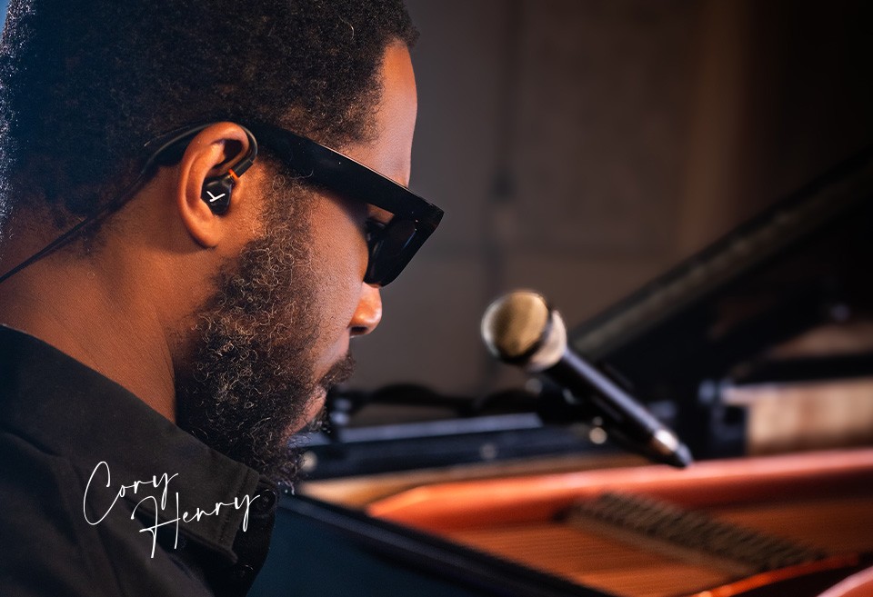 DT 73 IE for Orchestral Musicians and Singers: Side perspective of Cory Henry with DT 73 IE in ear