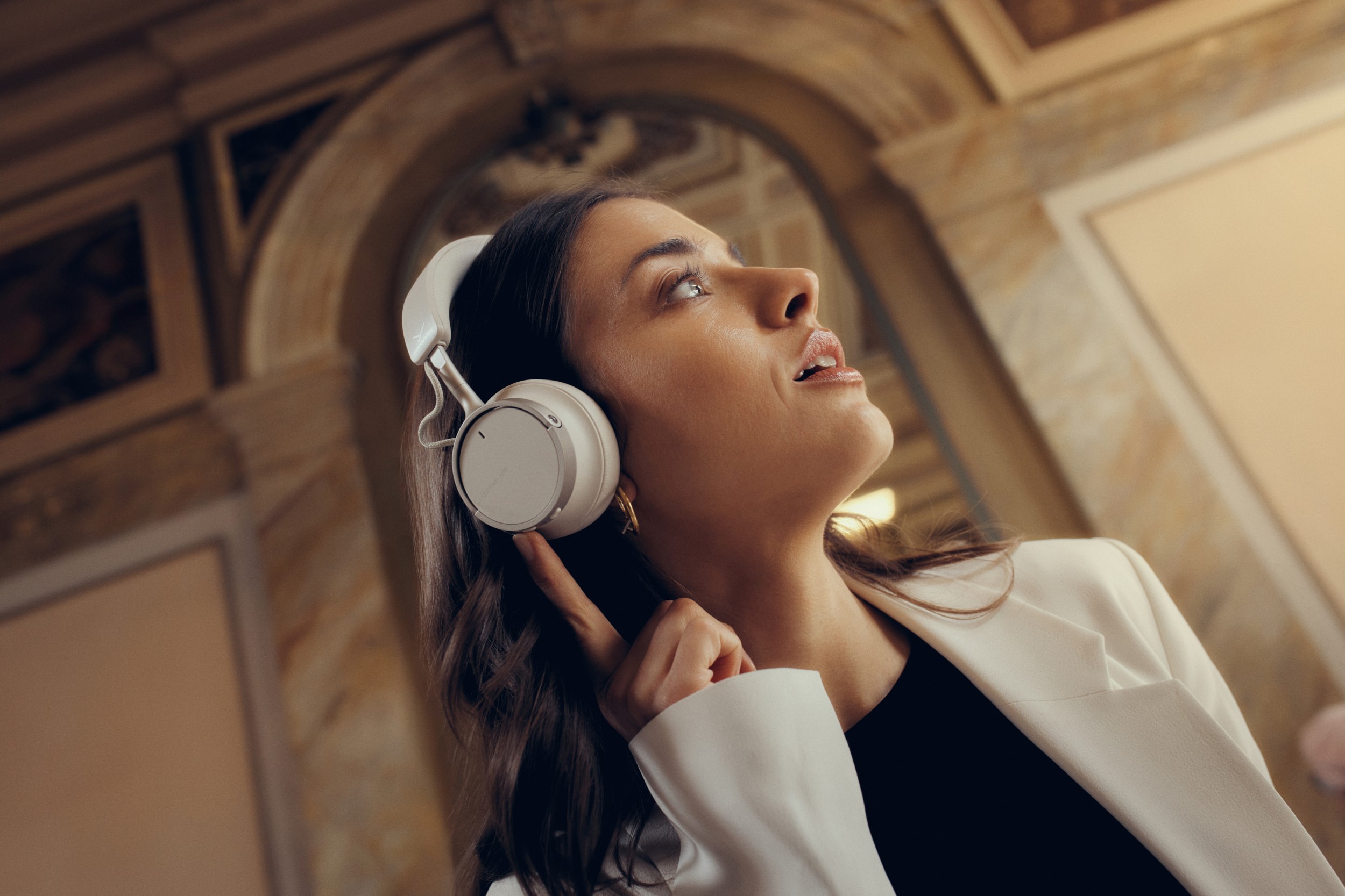 AVENTHO 100: Wireless on-ear headphones with smart features 