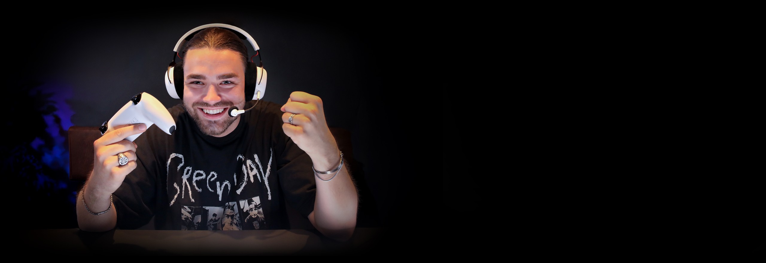 For gaming and everyday use with <font color="#ff5900">50 Stunden</font> hours of battery life