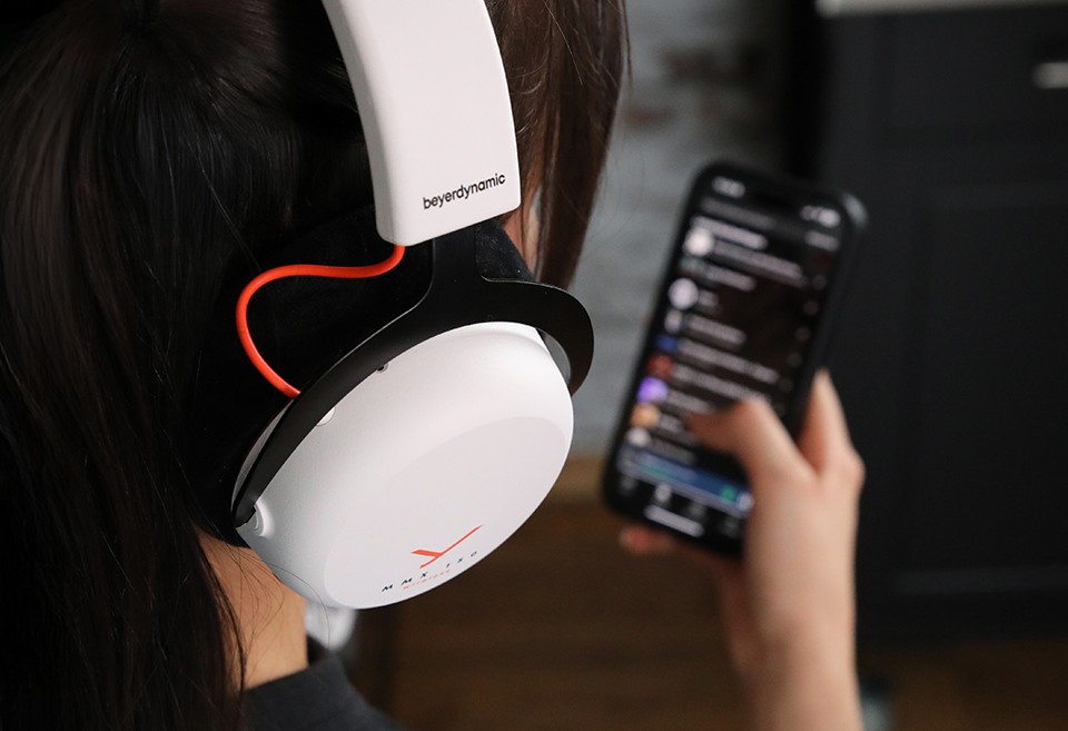 Detailaufnahme MMX 150 Wireless von beyerdynamic, sitzend auf Kopf eine weiblichen Models. Gaming-Headset Anwendung mit Smartphone