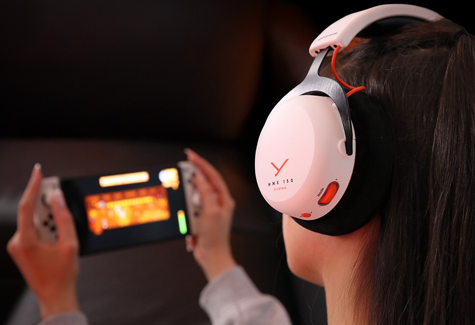 Detailaufnahme MMX 150 Wireless von beyerdynamic, sitzend auf Kopf eine weiblichen Models. Gaming-Headset Anwendung mit Nintendo Switch