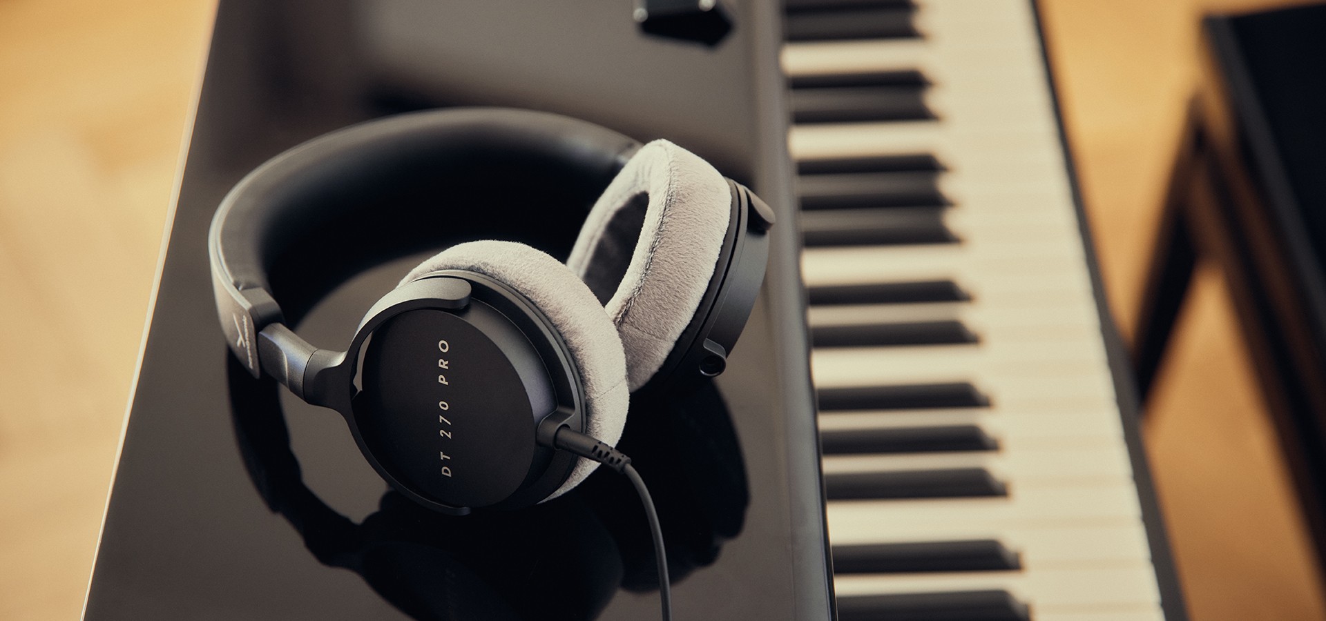Produktdetailaufnahme auf dem Klavier - DT 270 PRO Studio-Kopfhörer von beyerdynamic