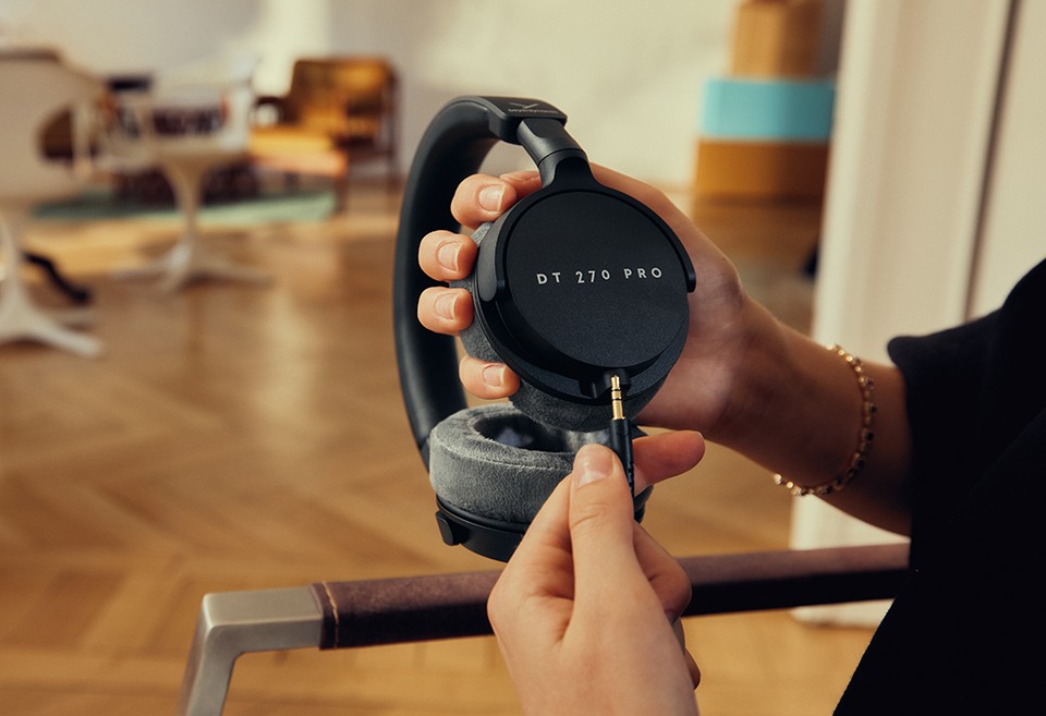 Detailaufnahme DT 270 PRO mit steckbarem Kabel - Studio-Kopfhörer von beyerdynamic