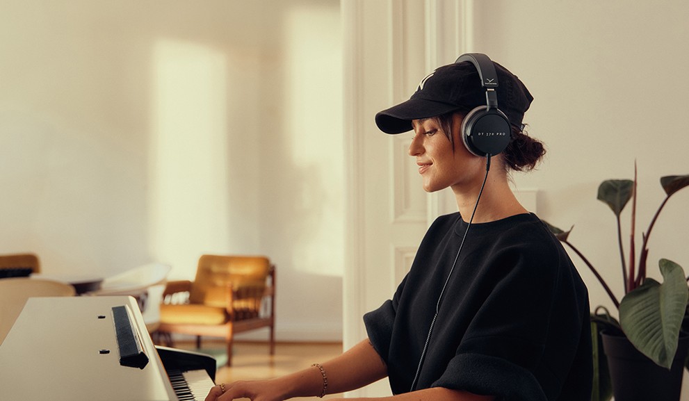 DT 270 PRO: Studio headphones for recording and monitoring