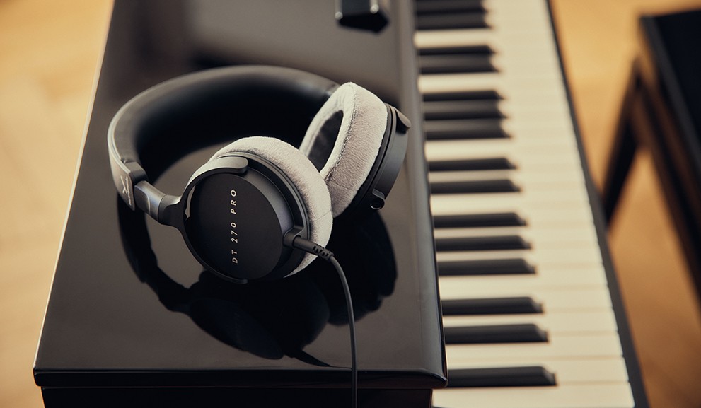 DT 270 PRO: Studio headphones for recording and monitoring