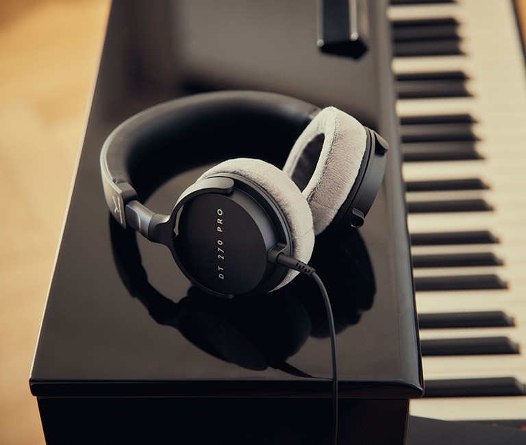 DT 270 PRO: Studio headphones for recording and monitoring