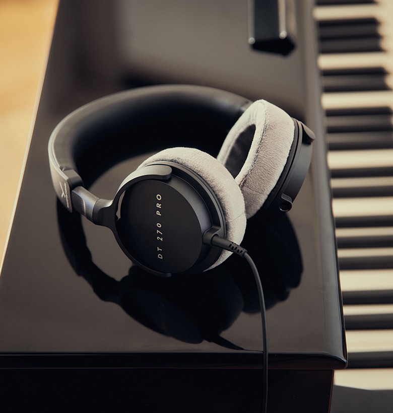 beyerdynamic DT 270 PRO モニターヘッドホン beyerdynamic DT 270 Pro Compact Over-Ear Studio Headphones, Black