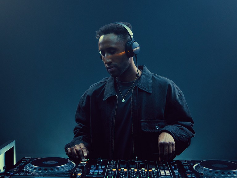 DJ-300-PRO-X-beyerdynamic-Hero