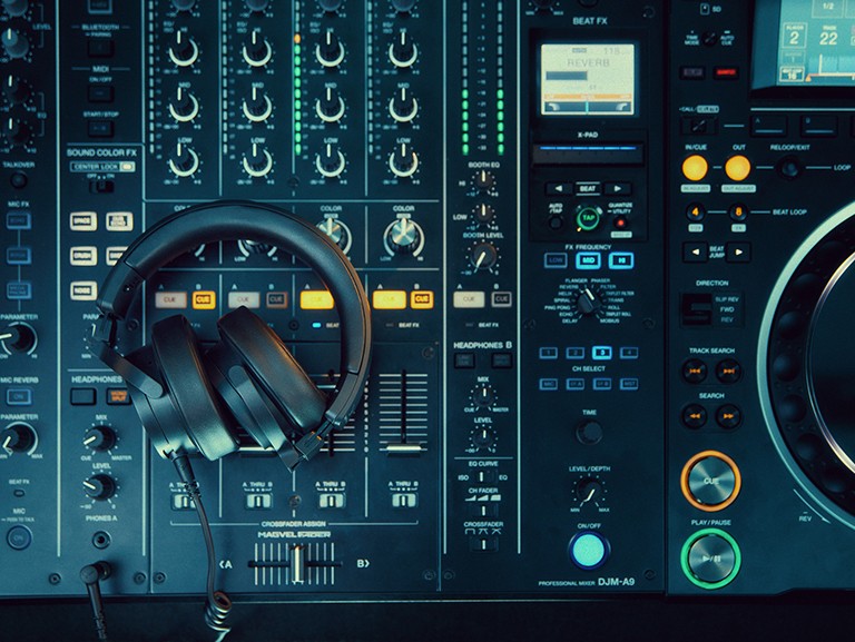 DJ 300 PRO X: Flexible 2-in-1 DJ Headphones | beyerdynamic