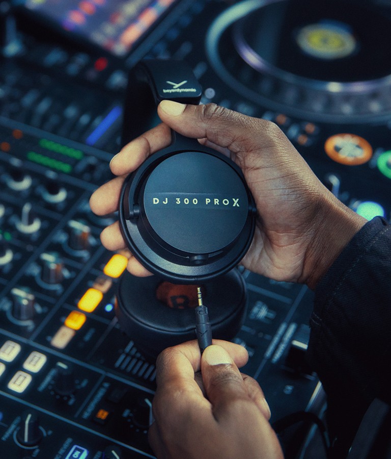 DJ 300 PRO X: Flexible 2-in-1 DJ Headphones | beyerdynamic