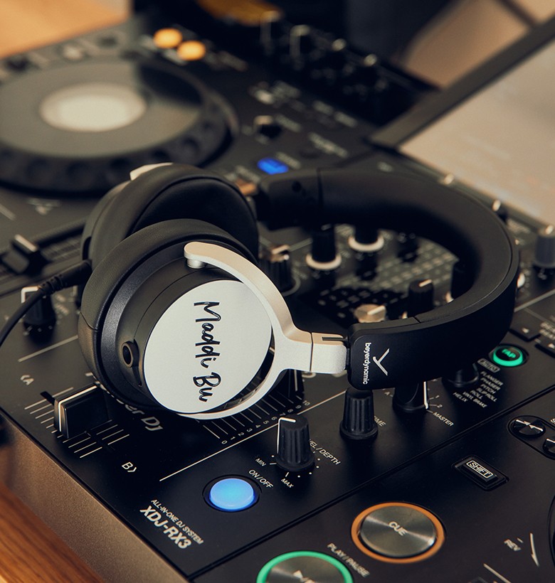 DJ 300 PRO X CLUB: Flexible 2-in-1 DJ Headphones | beyerdynamic