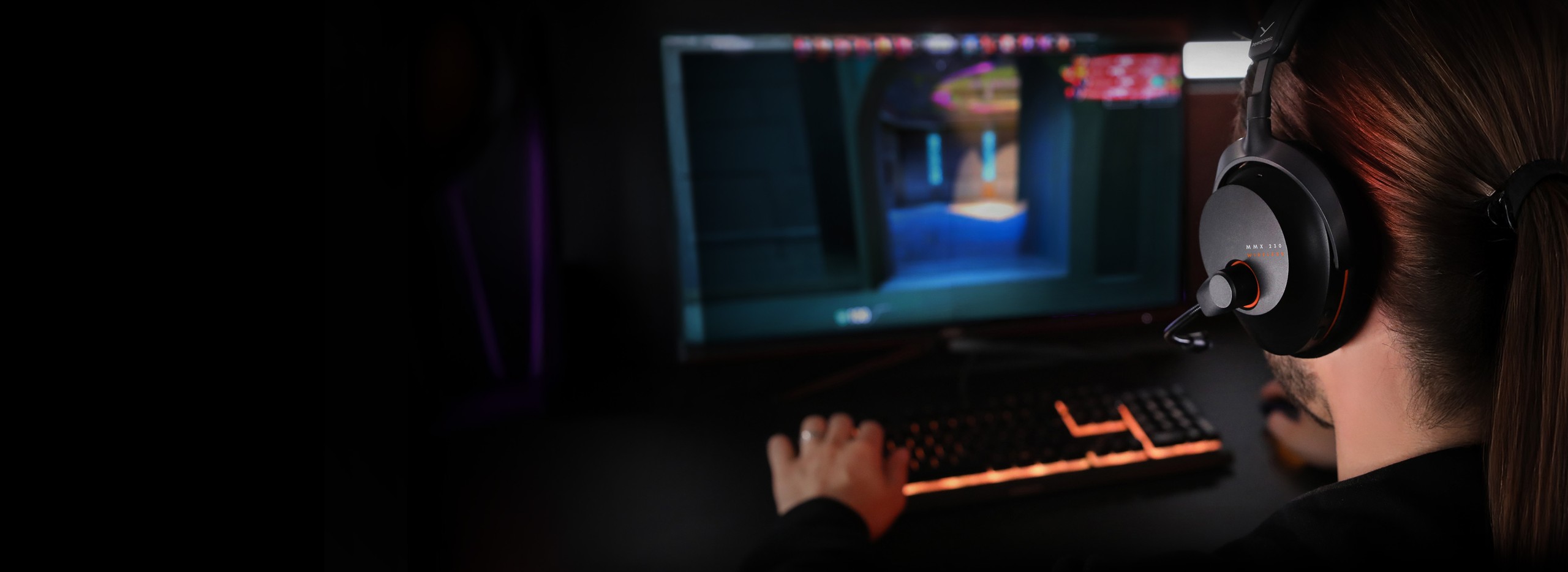 Banner mit MMX 230 wireless im Einsatz vor Gaming-PC in der Farbe schwarz - beyerdynamic Banner mit MMX 230 wireless im Einsatz vor Gaming-PC in der Farbe schwarz - beyerdynamic