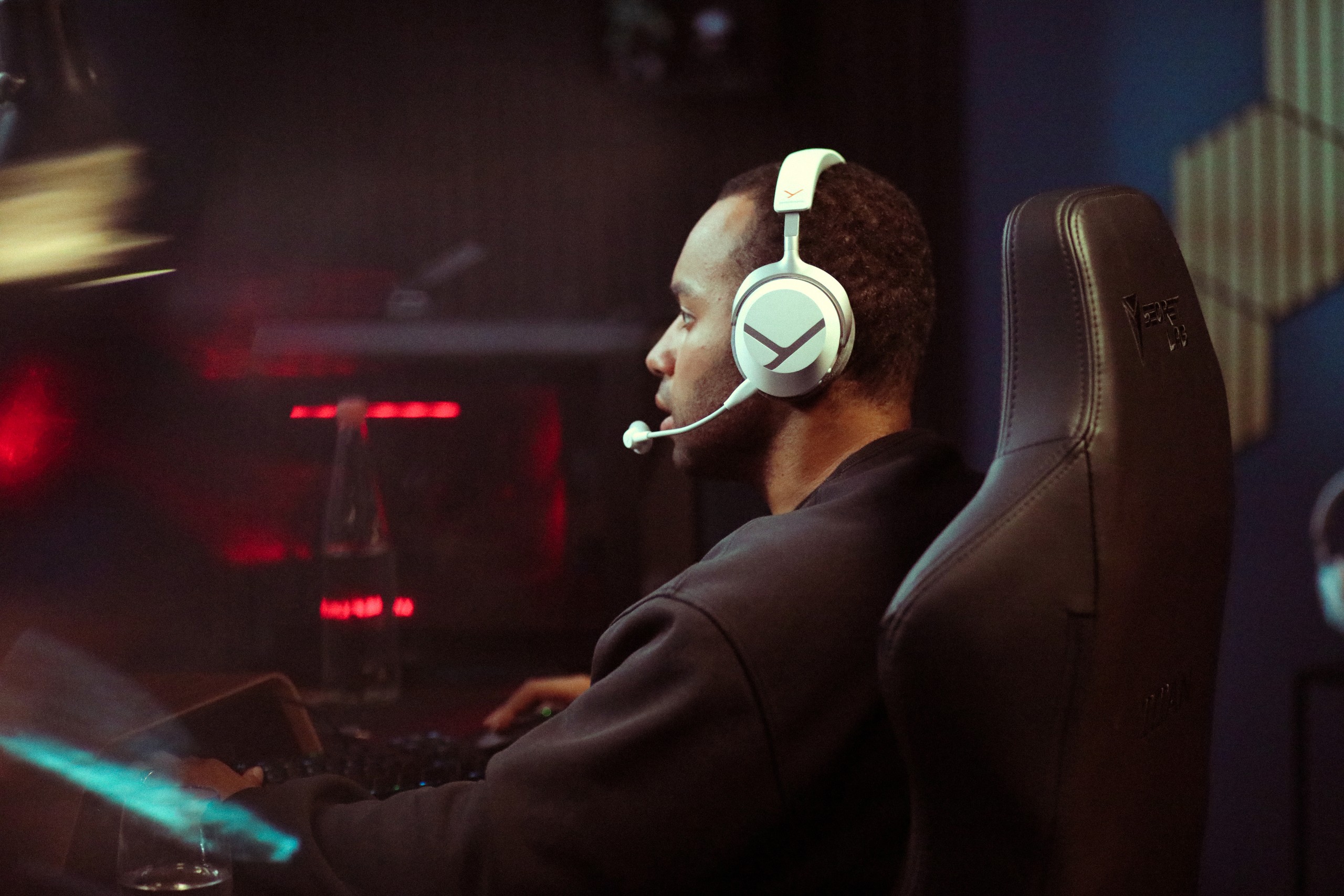 MMX 100 wireless: Closed-back Gaming Headset | beyerdynamic